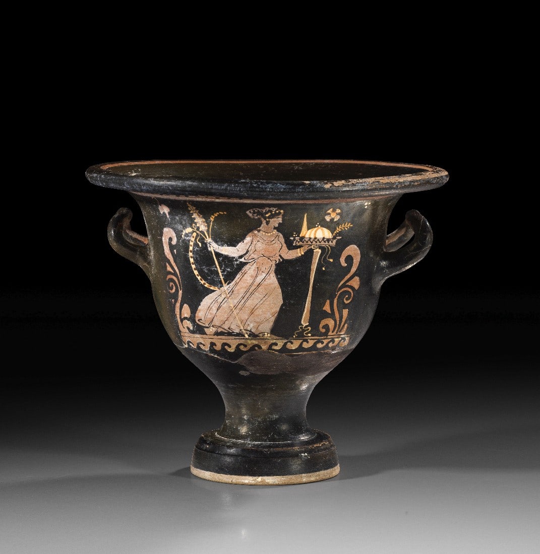 Apulischer rotfiguriger Glockenkrater der Archidamos-Untergruppe aus der Winkel-Gruppe.: Apulischer rotfiguriger Glockenkrater der Archidamos-Untergruppe aus der Winkel-Gruppe. 340 - 330 v. Chr. H 22,4cm, ø 26,4cm. Auf der einen Seite eine nach rechts eilende junge Frau mit Thyrsos und