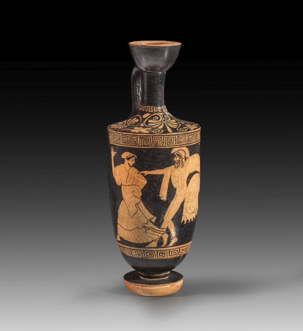 Attische rotfigurige Zylinderlekythos des Oionokles-Malers.: Attische rotfigurige Zylinderlekythos des Oionokles-Malers. 470 - 460 v. Chr. H 25,3cm, ø 9,5cm. Auf der Vorderseite verfolgt Menelaos, dessen Wangenklappen am Helm aufgestellt sind, am Tag der