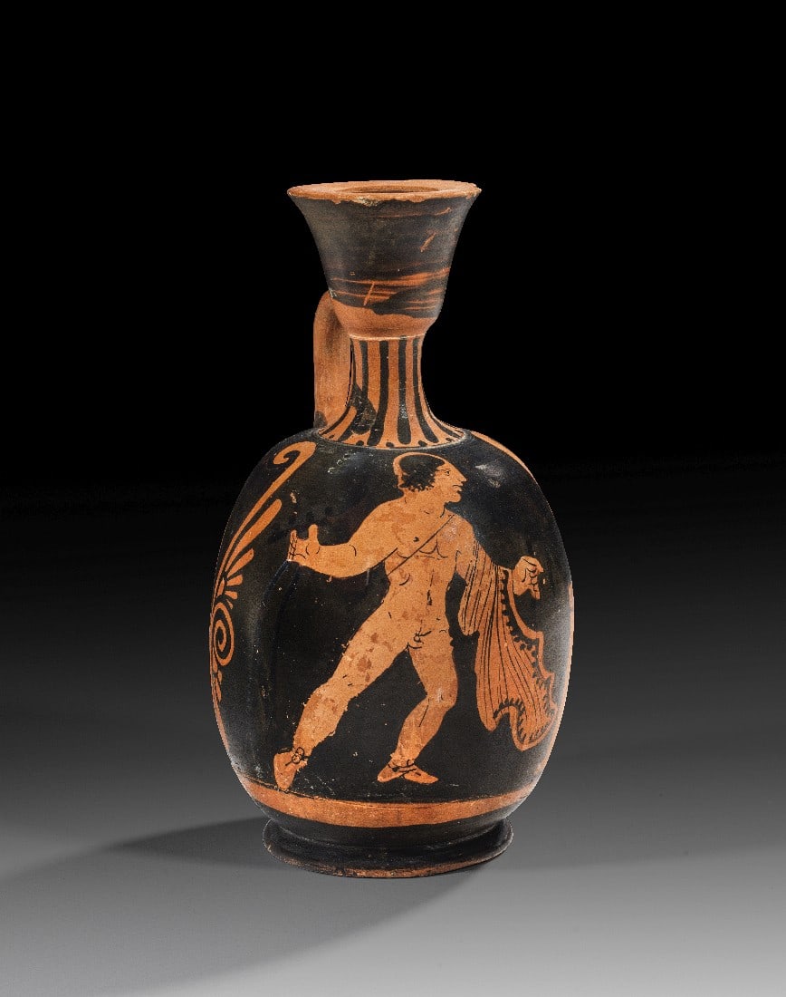 Große paestanische rotfigurige Bauchlekythos des Malers von Neapel 2585.: Große paestanische rotfigurige Bauchlekythos des Malers von Neapel 2585. 330 - 320 v. Chr. H 24,1cm, ø 13,1cm. Auf der Vorderseite Jüngling mit Mantel über dem Arm und zwei Tänien sowie ein