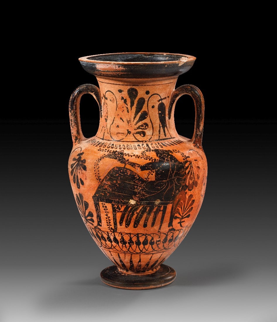 Kleine attische schwarzfigurige Halsamphora der Phanyllis-Klasse.: Kleine attische schwarzfigurige Halsamphora der Phanyllis-Klasse. 500 - 480 v. Chr. H 24,8cm, ø 15,1cm. Auf der einen Seite der gelagerte Dionysos einen perspektivisch gesehenen Kantharos haltend,