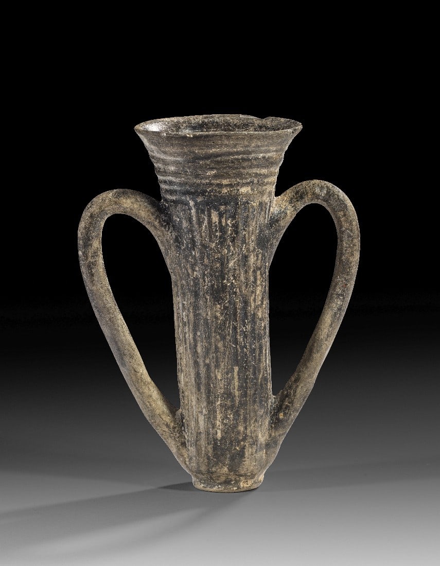 Bronzezeitliches Depas Amphikypellon.: Bronzezeitliches Depas Amphikypellon. 2400 - 2100 v. Chr. H 20,1cm, B mit Henkeln 14,8cm. Dunkelgrauer Ton. Schlankes Trinkgefäß mit senkrechten Kanneluren auf dem Körper und waagerechten Profilen