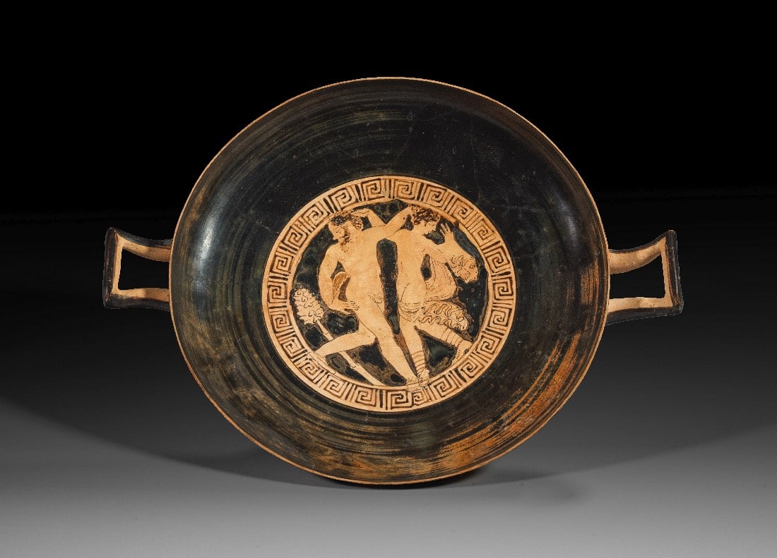 Faliskische rotfigurige Schale.: Faliskische rotfigurige Schale. 380 - 360 Jh. v. Chr. H 9,6cm, B mit Henkeln 34,2cm, ø 25,9cm. Schale mit Fuß der attischen Form B in höchster Töpferqualität mit sehr dünner Wandung und zarten