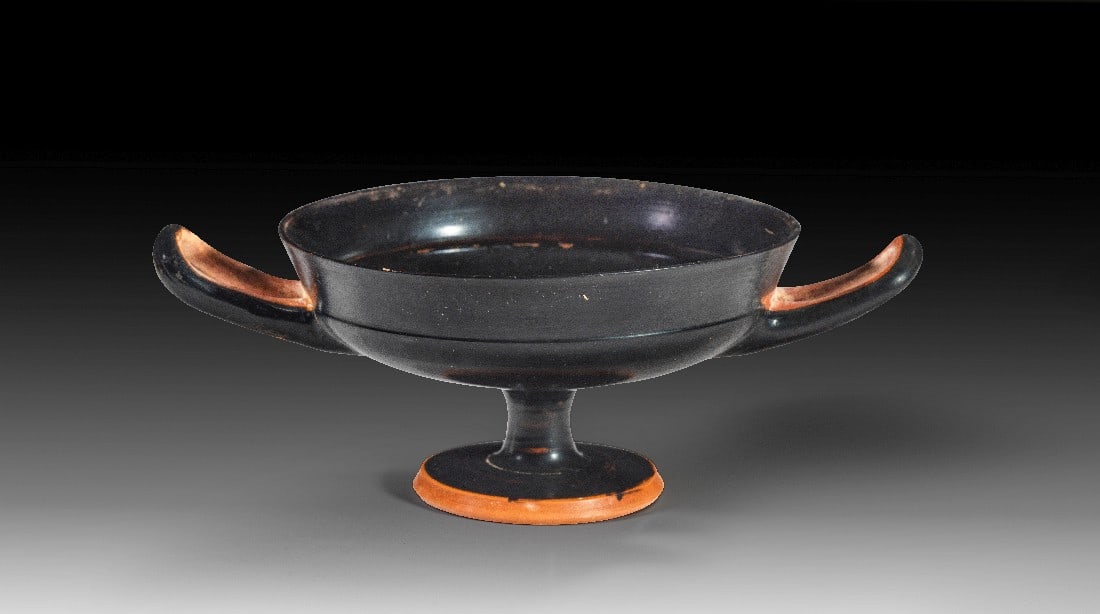 Attische Randschale der Glanztonware.: Attische Randschale der Glanztonware. 520 - 500 v. Chr. H 7cm, B mit Henkeln 19,4cm, ø Mündung 13,2cm. Kleine Stellen mit schwarzen Auflagen, intakt. Provenienz: Aus der Sammlung des Archäologen