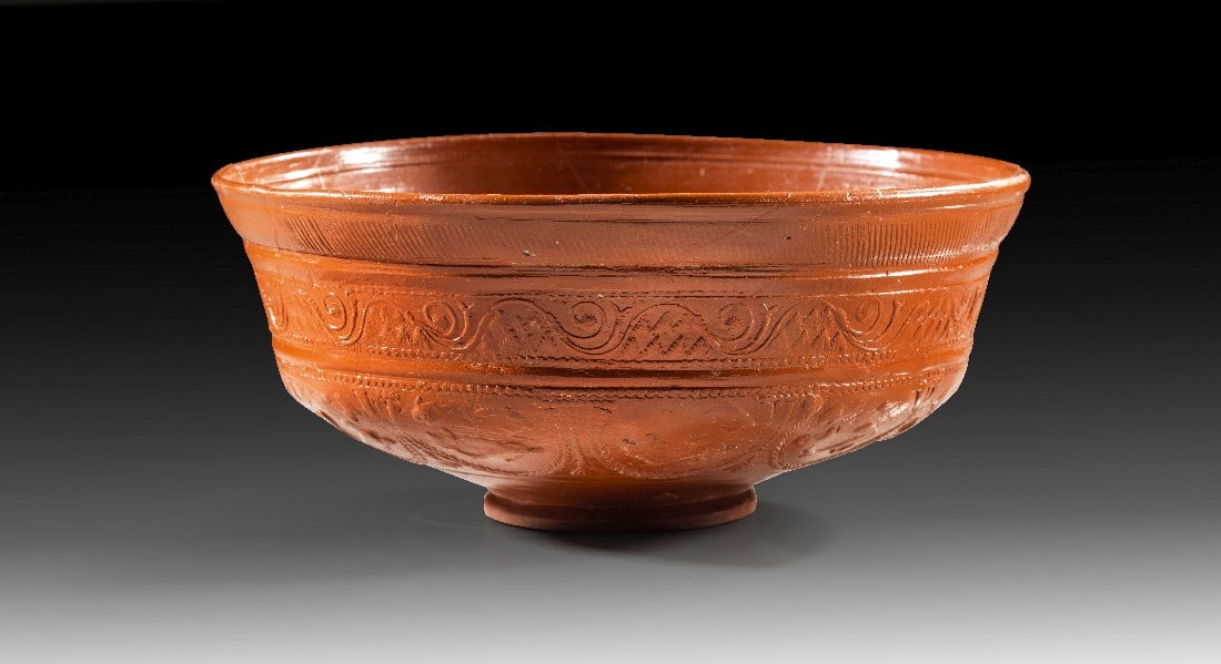 Reliefschüssel Dragendorff 29b aus südgallischer Terra Sigillata.: Reliefschüssel Dragendorff 29b aus südgallischer Terra Sigillata. 20 - 40 n. Chr. H 9cm, ø 20,5cm. Formgetöpfert. Auf der Außenseite unter dem gerippten Wulstrand eine umlaufende Ranke, darunter