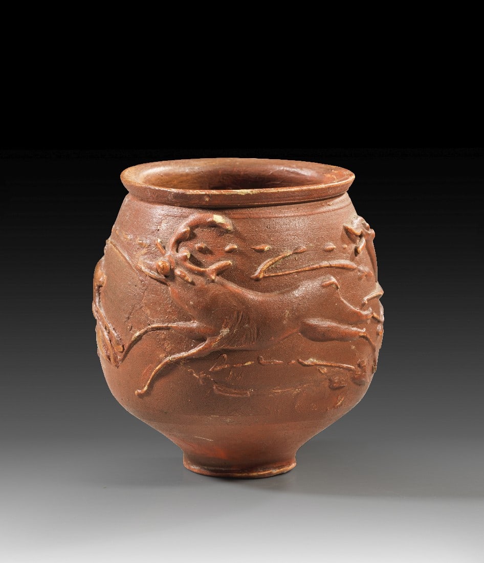 Kleiner Terra Sigillata-Becher mit Barbotine-Dekor.: Kleiner Terra Sigillata-Becher mit Barbotine-Dekor. Rheinzabern, Römische Kaiserzeit, 2. - 3. Jh. n. Chr. H 7,4cm, ø 7,2cm. Umlaufend ein Fries, auf dem ein Hund einen Hirsch verfolgt und eine