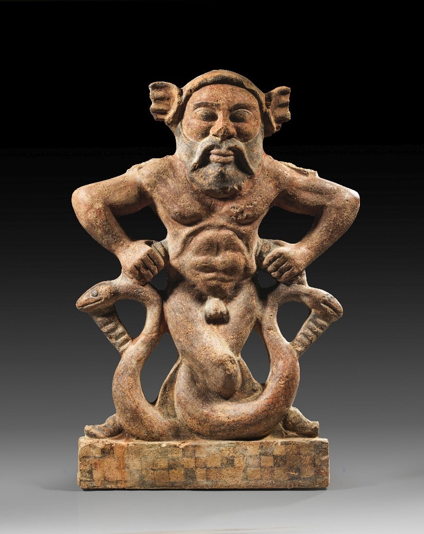 Typhon.: Typhon. Etruskisch, ca. 490 - 470 v. Chr. H 60cm, B 43cm. Hellroter Ton. Durchbrochen gearbeitetes Antefix mit Resten der Stützen auf der Rückseite. Das Antefix hat die Form eines frontal stehenden