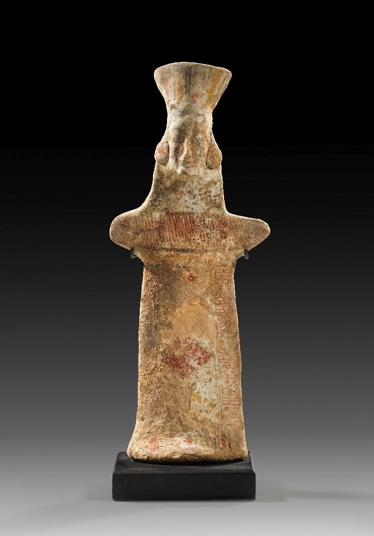 Böotisches Brett-Idol.: Böotisches Brett-Idol. Letztes Drittel 6. Jh. v. Chr. H 24,6cm. Beige Terrakotta. Stehende Göttin mit flachem Körper, Stummelarmen und hohem Polos auf dem Kopf. Die auf einer weißen Engobe in