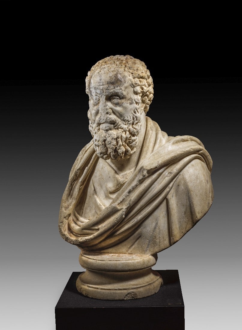 Porträtbüste eines Mannes im Philosophenhabitus.: Porträtbüste eines Mannes im Philosophenhabitus. Römische Kaiserzeit, 2. Viertel 2. Jh. n. Chr. H 80cm. Weißer, feinkristalliner Marmor. In einem Stück gefertigte Büste mit profiliertem Sockel