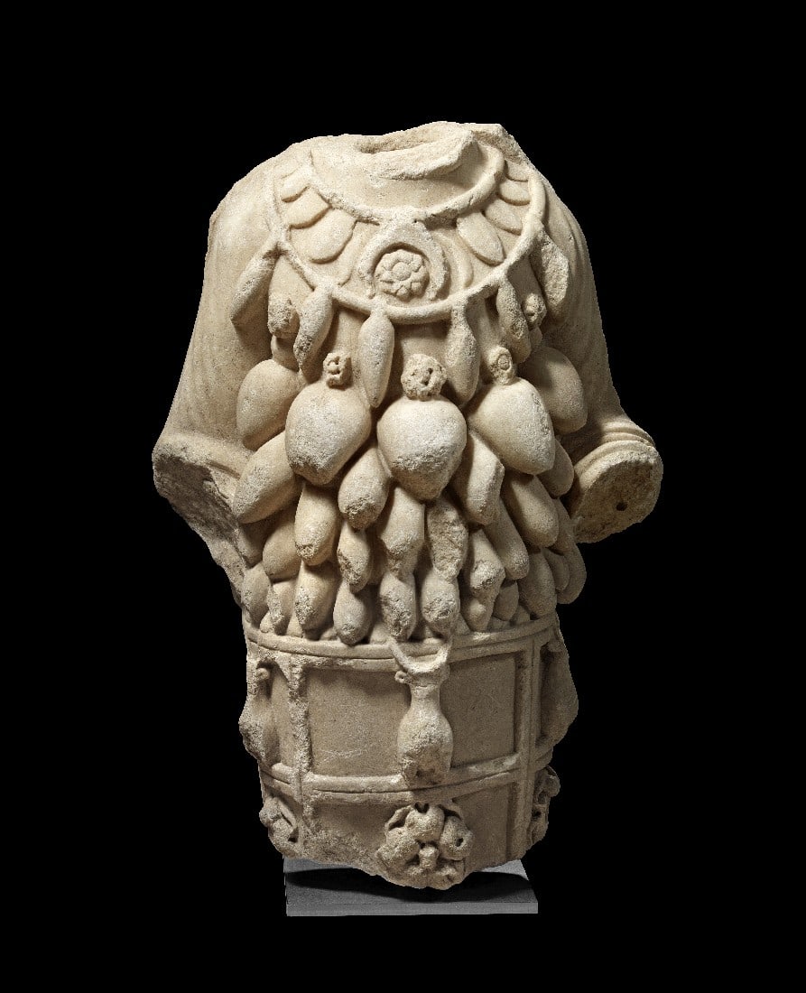 Torso der Diana von Ephesos.: Torso der Diana von Ephesos. Römische Kaiserzeit, spätes 2. Jh. n. Chr. H ca. 61cm. Oberkörperfragment einer unterlebensgroßen Statue aus weißem, feinkristallinem Marmor. Erhalten sind der
