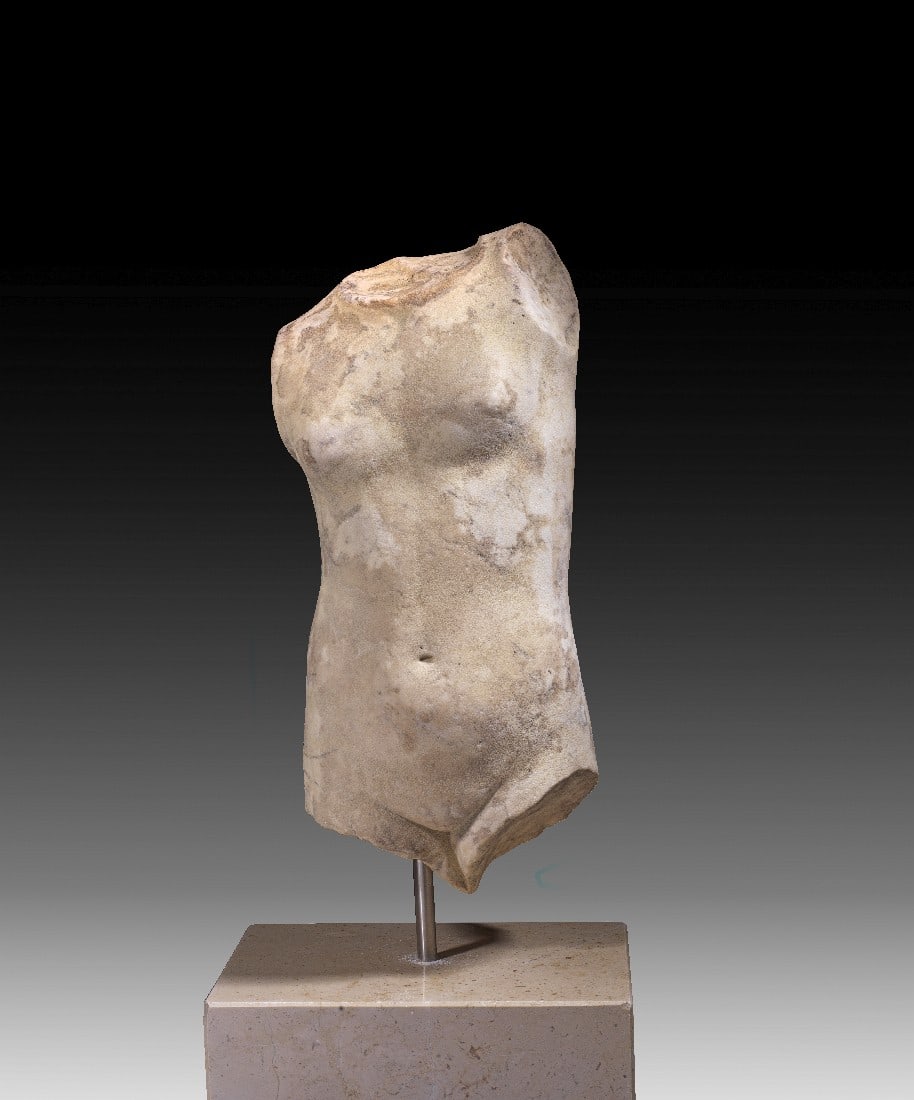 Torso der Aphrodite Anadyomene.: Torso der Aphrodite Anadyomene. Römische Kaiserzeit, 1. - 3. Jh. n. Chr. H 51cm. Weißer, feinkristalliner Marmor. Aphrodite wird hier in dem Moment gezeigt, nachdem sie dem Meer entstiegen ist und