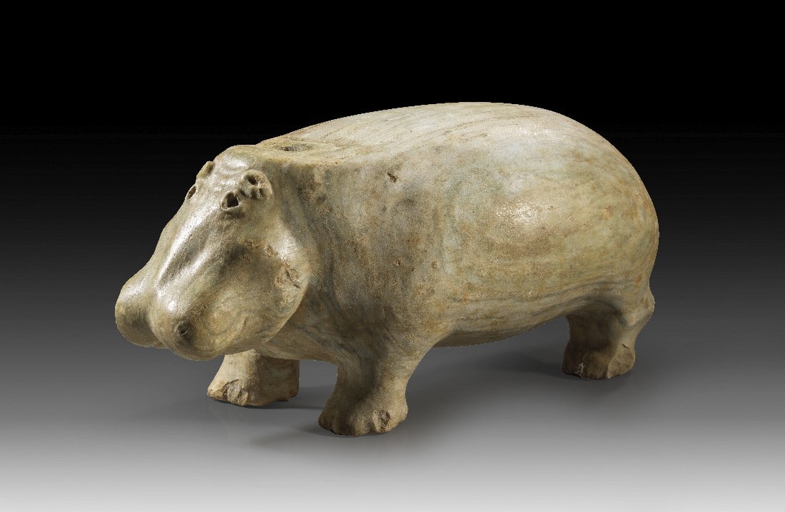 Nilpferd.: Nilpferd. Römische Kaiserzeit, 1. - 3. Jh. n. Chr. L 43cm, H 20cm, B 20cm. Cippolino verde. Mit leicht versetzten Beinen stehendes Flusspferd. Die Augen sind ausgehöhlt und waren vermutlich in