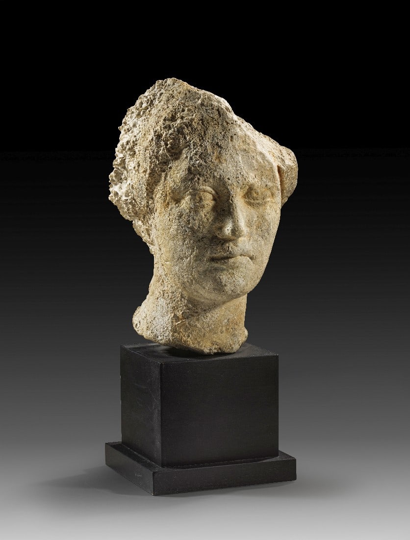 Mädchenkopf.: Mädchenkopf. Römische Kaiserzeit, 1. - 2. Jh. n. Chr. H 26,5cm. Das Stück aus Marmor ist stark mit Meeresinkrustationen überwachsen, lässt aber noch gut die feinen Züge des Porträts erkennen.