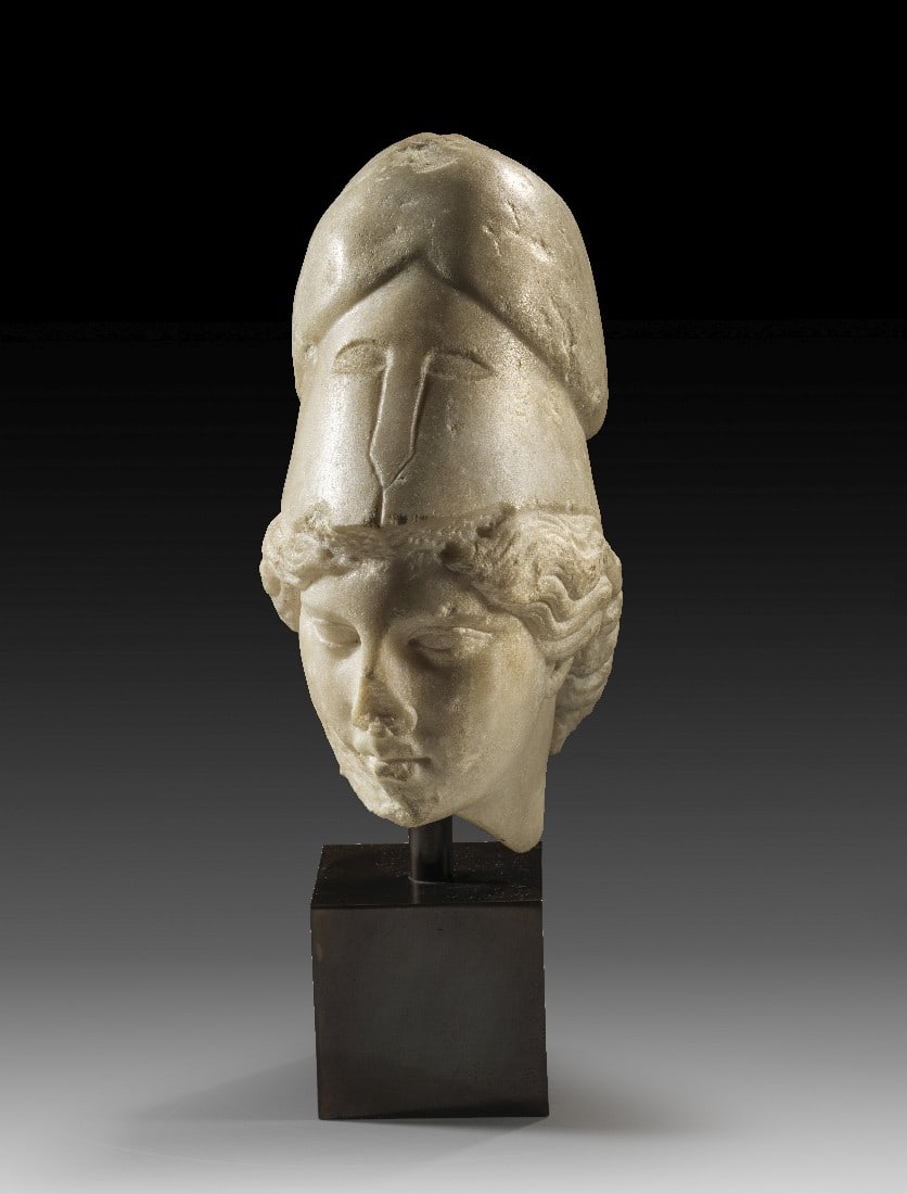 Kopf der Athena.: Kopf der Athena. Frühe römische Kaiserzeit, 1. Jh. n. Chr. H 19cm. Weißer, feinkristalliner Marmor. Die jugendliche Göttin trägt einen hohen korinthischen Helm, der weit nach oben geschoben ist