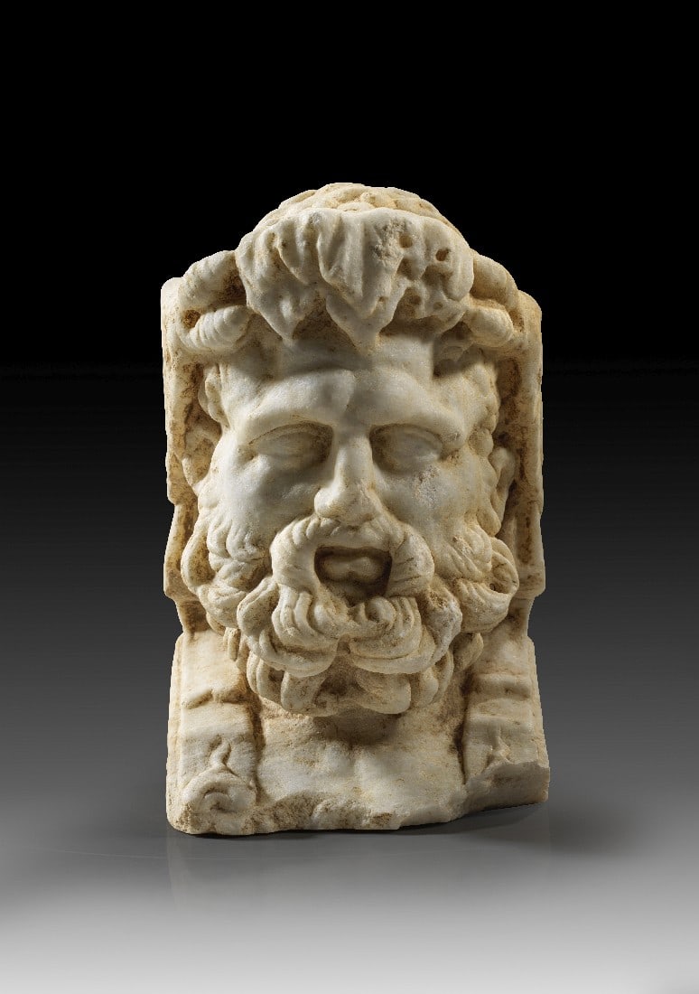 Hermenkopf des Herakles.: Hermenkopf des Herakles. Römische Kaiserzeit, 1. - 3. Jh. n. Chr. H 16,5cm. Weißer, feinkristalliner Marmor. Aufsatzbüste für eine kleine Herme. Rückseite flach. Dargestellt ist Herakles in