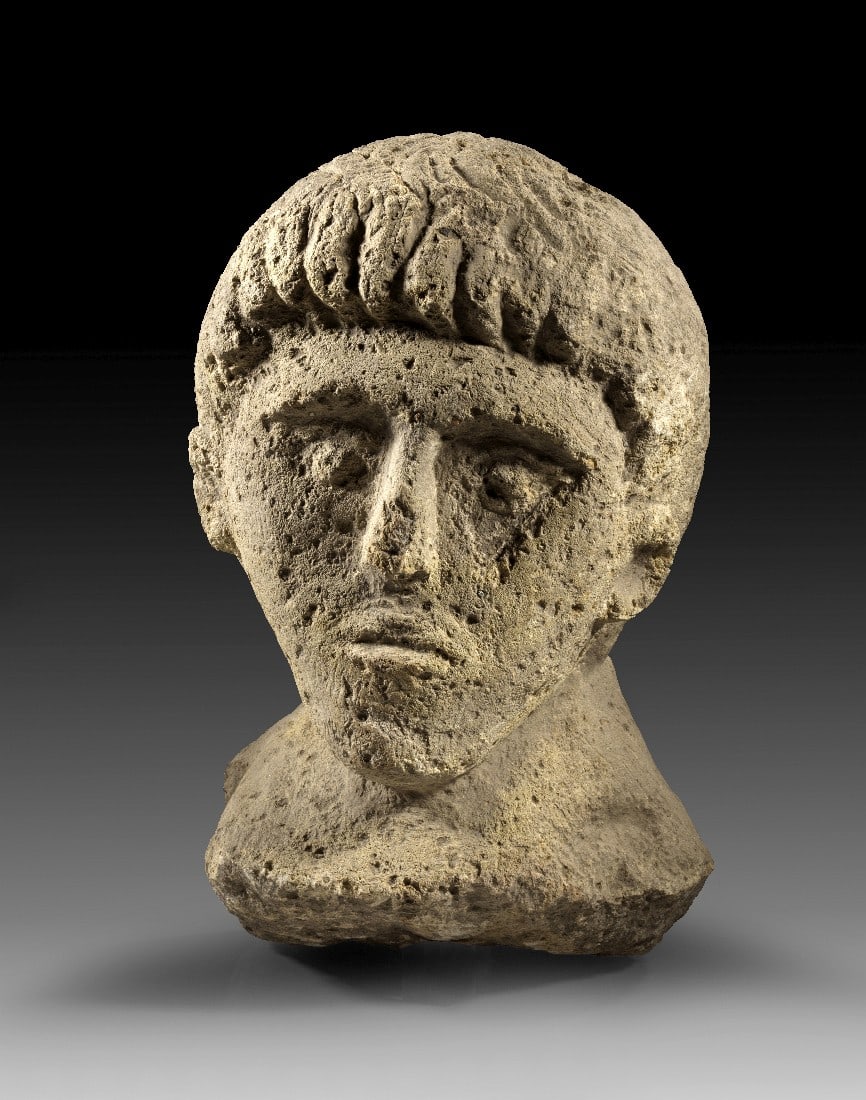 Romano-keltischer Jünglingskopf.: Romano-keltischer Jünglingskopf. Gallien, 1. Jh. v. Chr. Kalkstein. Stilisierter Kopf eines bartlosen Mannes mit grob eingravierten Sichellocken. Provenienz: Aus der Sammlung H. G. J., Niederlande,