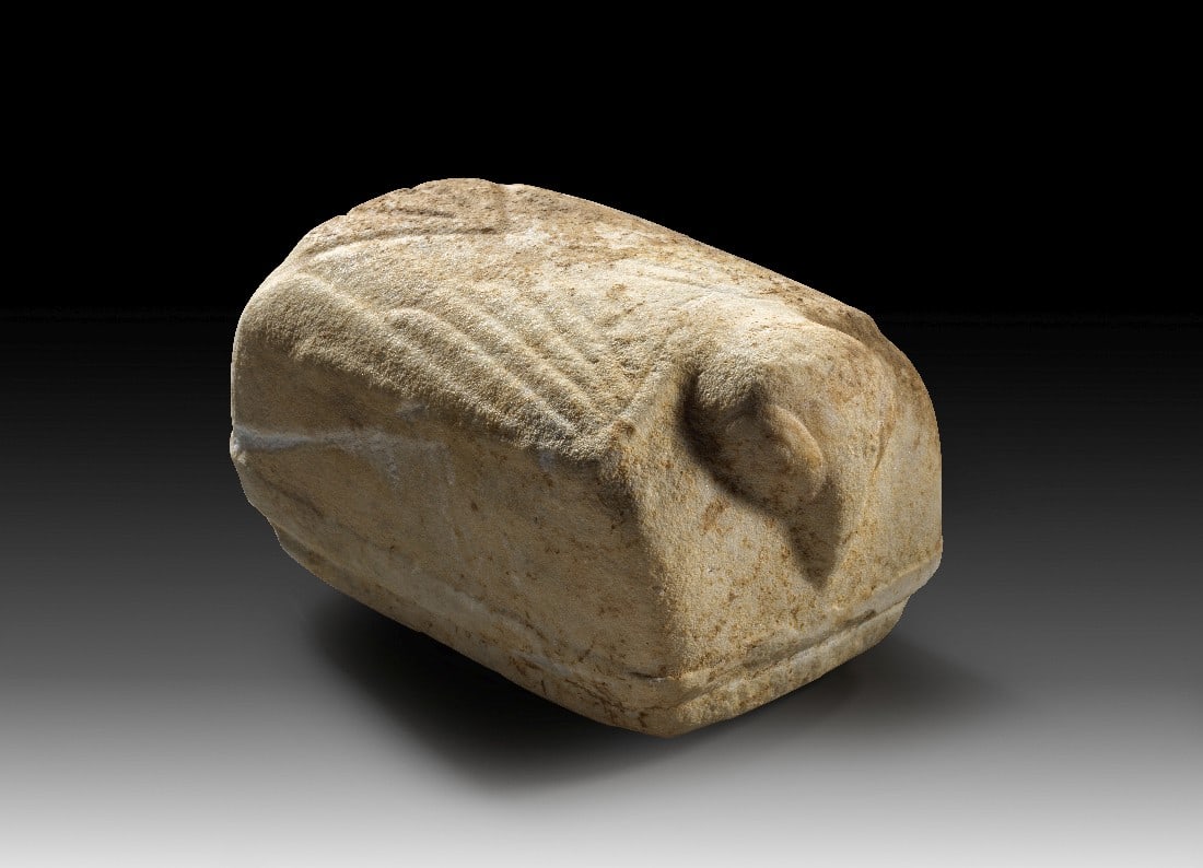 Gewicht in Form eines Vogels.: Gewicht in Form eines Vogels. Griechenland, 5. - 4. Jh. v. Chr. 6,31kg. L 21cm, H 12cm, T 13cm. Weißer, feinkristalliner Marmor. Quaderförmiger Körper mit abgerundeten Ecken, der auf der Oberseite