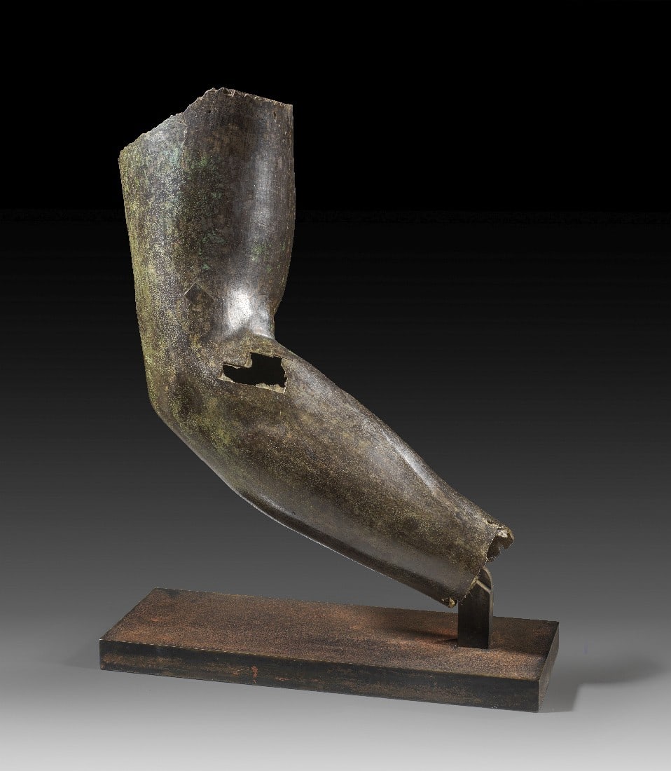Monumentaler Bronzearm.: Monumentaler Bronzearm. Römische Kaiserzeit. 1. - 2. Jh. n. Chr. oder früher. H mit Sockel 46cm, Gesamtlänge 45cm, L Unterarm 31cm, L Oberarm 26cm. Hohlguss. Fragment einer deutlich