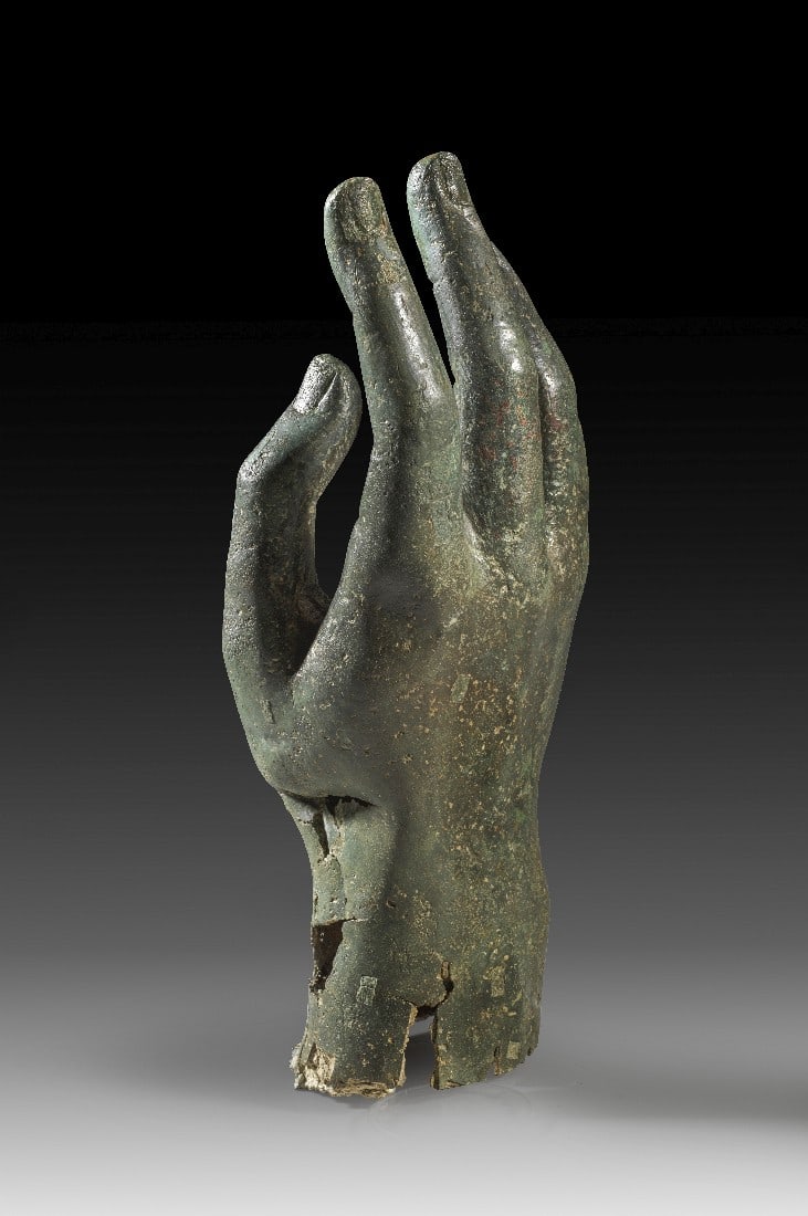 Hand.: Hand. Römische Kaiserzeit, 1. - 3. Jh. n. Chr. L 29,5cm. Hohlguss. Fragment einer überlebensgroßen Bronzestatue eines Gottes oder Kaisers. Schöne grüne Patina, eingerissene Druckstelle unterhalb