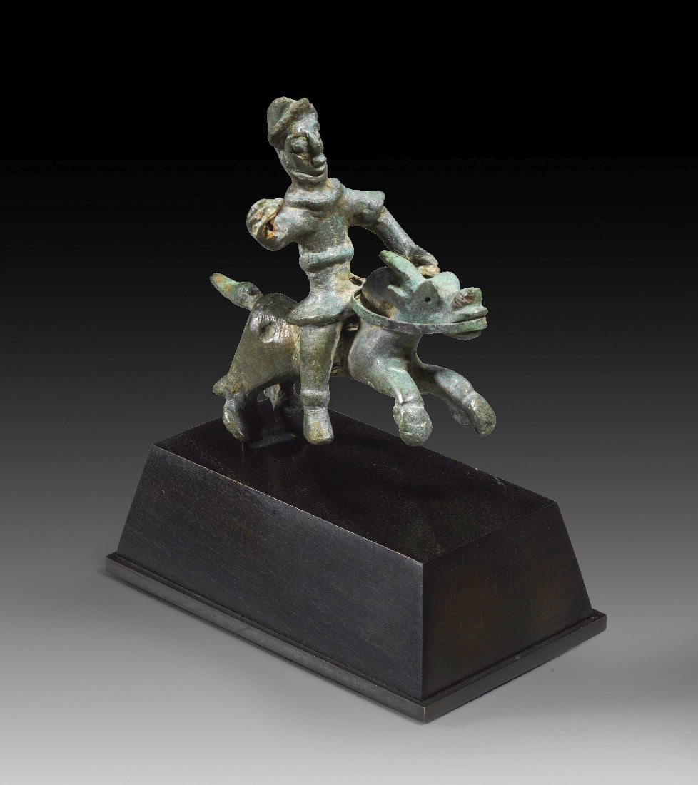 Feldherr zu Pferde.: Feldherr zu Pferde. Vermutlich ostkeltisch, 2. Jh. v. Chr. - 1. Jh. n. Chr. H 9,3cm, L 9,5cm. In mehreren Teilen gefertigte Figur bestehend aus einem springendem Pferd und einem Reiter in der Tracht