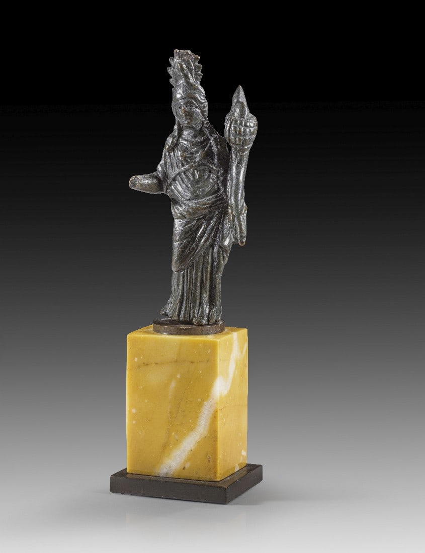 Isis-Fortuna.: Isis-Fortuna. Frühe römische Kaiserzeit, 1. Jh. n. Chr. H 8cm und mit Sockel 12,8cm. Vollguss. Die Göttin mit Isiskrone auf dem Kopf trägt Chiton sowie Himation und hält ein Füllhorn. Zu