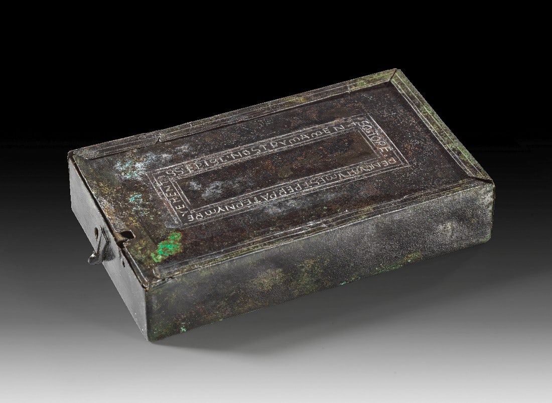 Bedeutendes Arzneikästchen.: Bedeutendes Arzneikästchen. 2. und 6. Jh. n. Chr. Bronzekästchen ( 11 x 6,2 x 2,2cm) mit beweglichem Schiebedeckel. Im Inneren des Kästchens (10 x 6cm) befinden sich fünf Fächer, die mit Deckeln