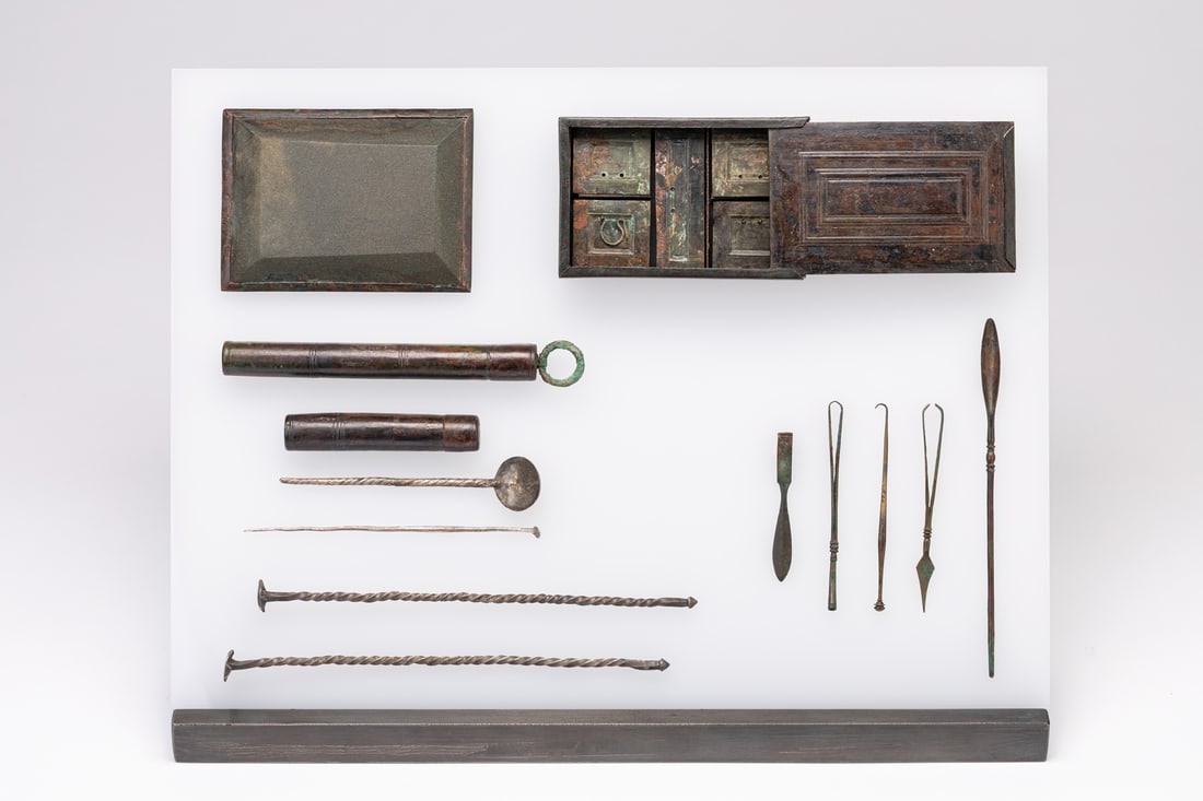 Bedeutendes Besteck eines römischen Arztes.: Bedeutendes Besteck eines römischen Arztes. 1. - 3. Jh. n. Chr. Das Set besteht aus einem Bronzekästchen mit Schiebedeckel, das einst die verschiedenen Heilmittel enthielt, und diverse andere
