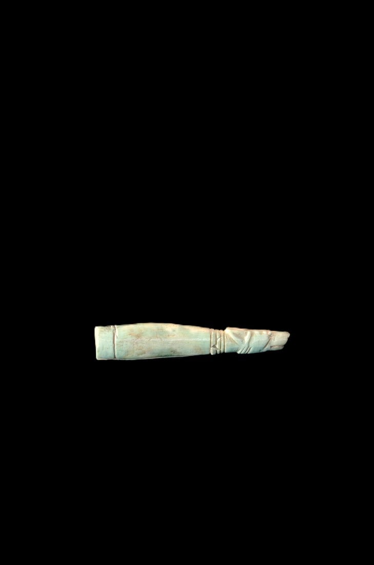 Klappmessergriff aus Bein.: Klappmessergriff aus Bein. Römisch, 2. Jh. n. Chr. L 9,5cm. In Form eines Hundekopfes mit angelegten Ohren. Gesichtszüge des Hundes eingraviert ebenso wie der gerippte Hals, der in den schmalen,