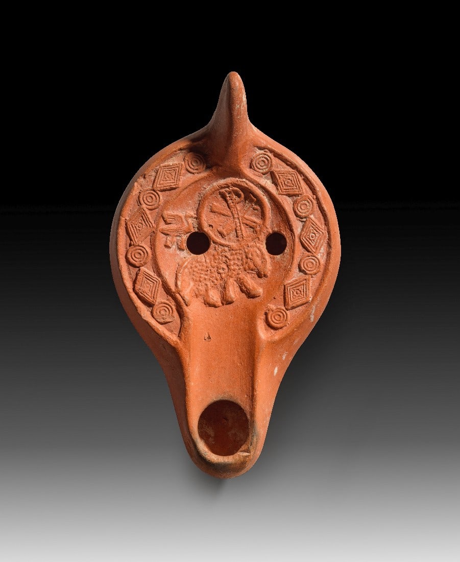 Spätantike Tonlampe mit christlichen Symbolen.: Spätantike Tonlampe mit christlichen Symbolen. Nordafrika, 4. - 5. Jh. n. Chr. L 15,6cm, ø 9,1cm. Hayes II. Auf dem Spiegel Chi-Rho neben einer Taube mit Zweig im Schnabel, darunter das Lamm