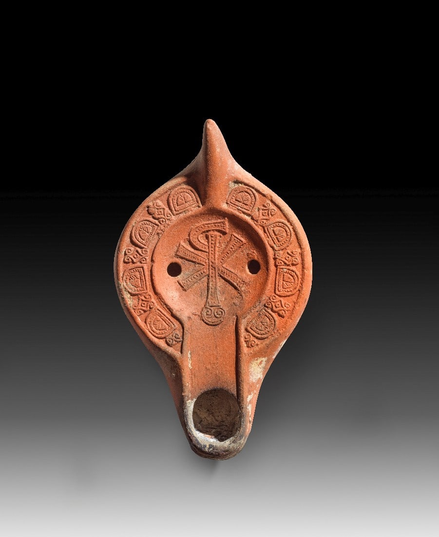 Spätantike Tonlampe mit Staurogramm.: Spätantike Tonlampe mit Staurogramm. Nordafrika, 4. - 5. Jh. n. Chr. L 13,8cm, ø 8,2cm. Hayes II. Auf der Schulter Zweige in Halbkreisen sowie Rauten mit vier Voluten, unter dem Staurogramm eine