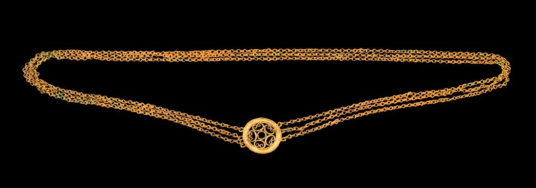 Goldkette mit durchbrochenem Anhänger.: Goldkette mit durchbrochenem Anhänger. Spätantik, 4. - 5. Jh. n. Chr. 47,75g, L ca. 70cm. Dreisträngige Kette aus Achterschlaufen, zentral ein runder, scheibenartiger Anhänger mit fünf Pelten