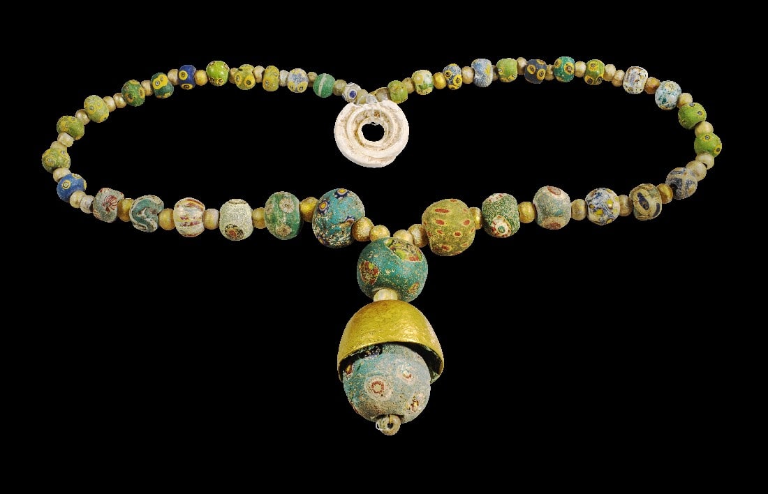 Halskette mit Augen- und Mosaikperlen aus Glas.: Halskette mit Augen- und Mosaikperlen aus Glas. Hellenistisch, 3. - 1. Jh. v. Chr. L 84cm. Aus 89 Teilen bestehende Halskette mit hochwertigen und besonders großen Augen- und Mosaikperlen. Den