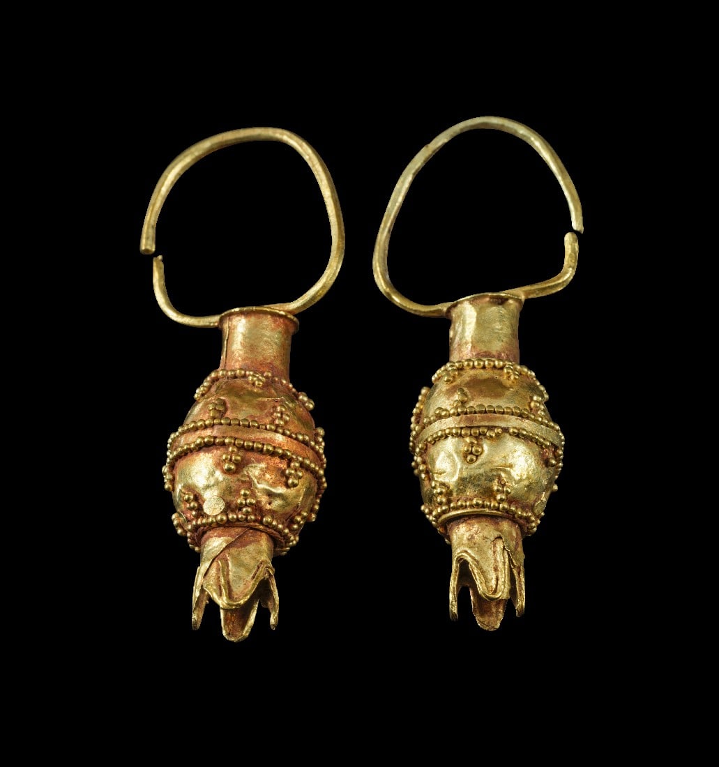 Paar Goldohrringe mit Granatäpfeln.: Paar Goldohrringe mit Granatäpfeln. Östliches Mittelmeergebiet, 1. Hälfte 1. Jt. v. Chr. 4,60g, L 4,3cm. Bügelohrringe mit einem starren Anhänger in Form eines Granatapfels, der mit Granulat