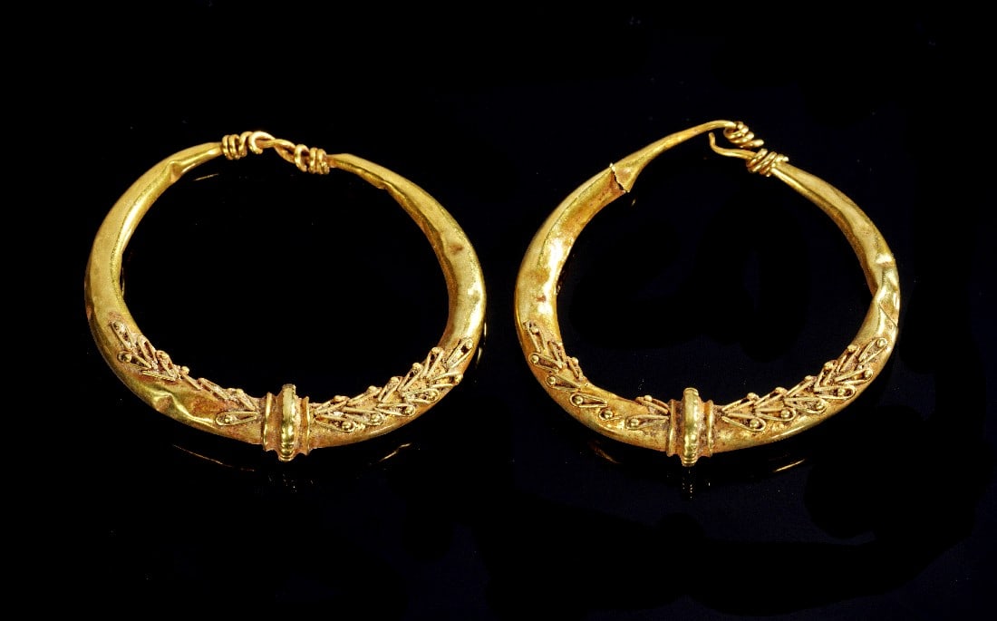 Paar Goldohrringe.: Paar Goldohrringe. Römisch, 2. - 3. Jh. n. Chr. 4,74g, ø 3,3/3,6cm. Unregelmäßig ovale bis kreisförmige Reife aus hohlem Goldblech, die nach oben hin schmäler werden und in dünne Drähte