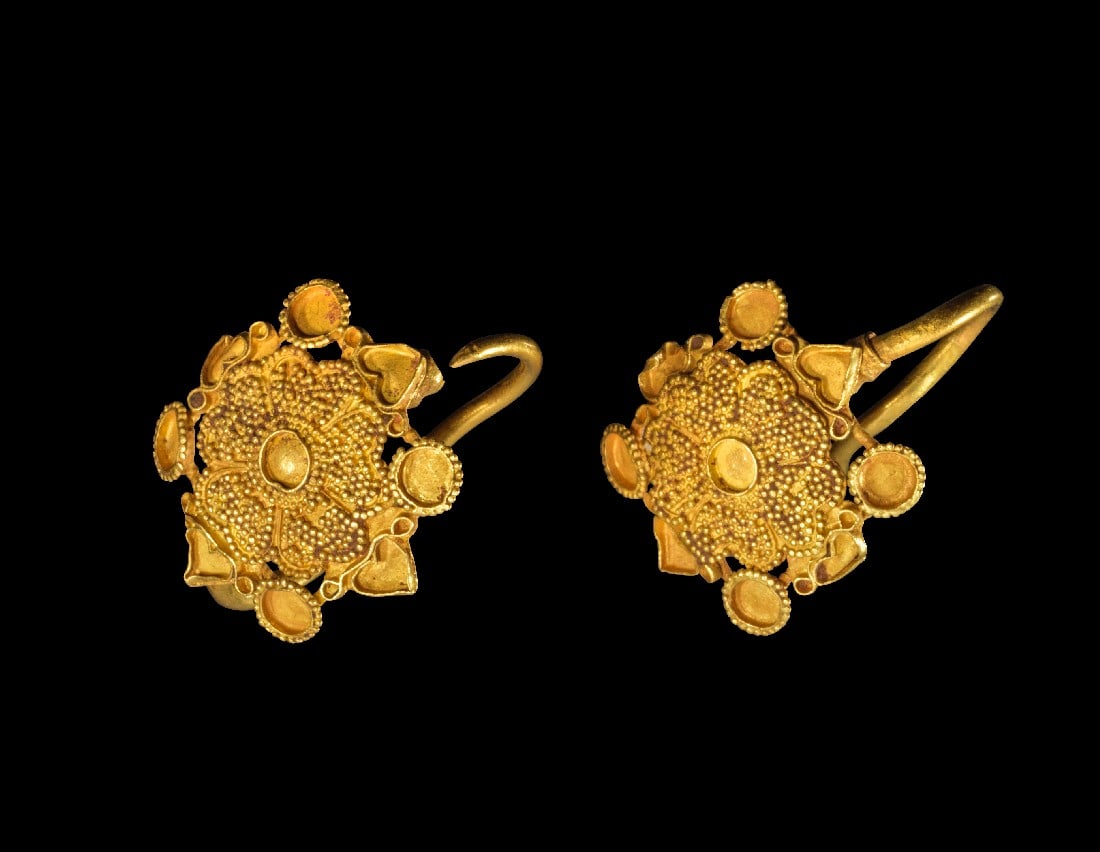 Paar Goldohrringe mit Granulat.: Paar Goldohrringe mit Granulat. Etruskisch, 7. - 6. Jh. v. Chr. 4,46g, L 2,1cm. Bügelohrringe mit einer mit Granulat gefüllten Rosette, am Rand abwechselnd runde und herzförmige Fassungen, in