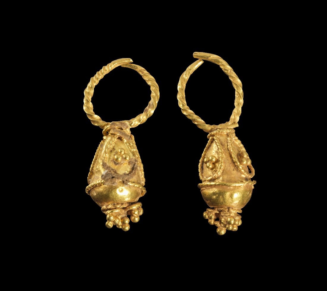 Paar goldene Ohrringe mit Granulatdekor.: Paar goldene Ohrringe mit Granulatdekor. Östliches Mittelmeergebiet, 1. Hälfte 1. Jt. v. Chr. 7,42g, L 3,4cm. An einem tordierten Bügel ist ein tropfenförmiger Anhänger mit Dekor aus tordiertem