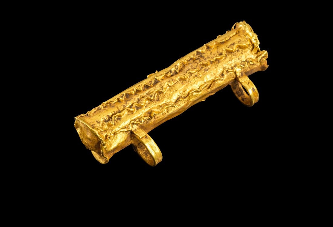 Goldelement eines Kettenverschlusses.: Goldelement eines Kettenverschlusses. Römisch, 2. - 3. Jh. n. Chr. 8,29g, L 4,2cm. Röhre mit sechseckigem Querschnitt, die an beiden Enden geschlossen ist und auf der Oberseite zwei Ösen hat.