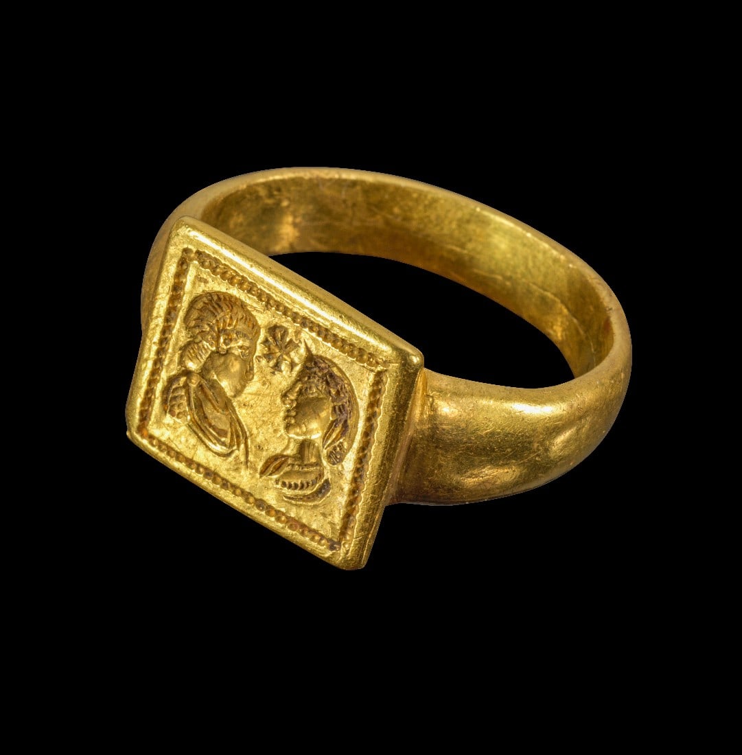 Goldring mit Ehepaar.: Goldring mit Ehepaar. Frühbyzantinisch, 5. - 6. Jh. n. Chr. 11,09g, Ringgröße 54-55. Goldring mit halbrunder, gleichmäßig breiter Schiene und rechteckiger Platte. Darauf eingraviert die Büsten