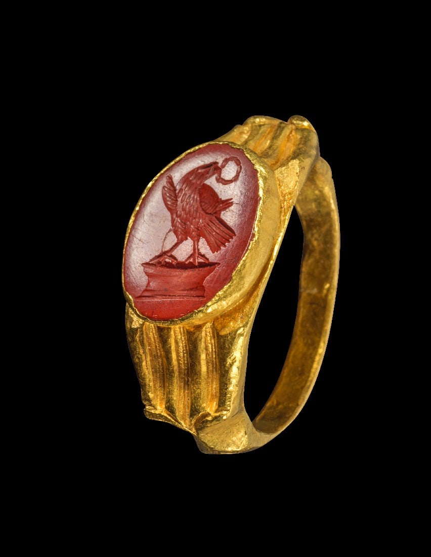 Goldring mit Jaspisgemme mit Adler.: Goldring mit Jaspisgemme mit Adler. Römisch, 1. - 2. Jh. n. Chr. 9,79g, Ringgröße 55-56. Goldring mit nach oben breiter werdender Schiene mit Schulterknick und Profilierung, auf der Platte eine