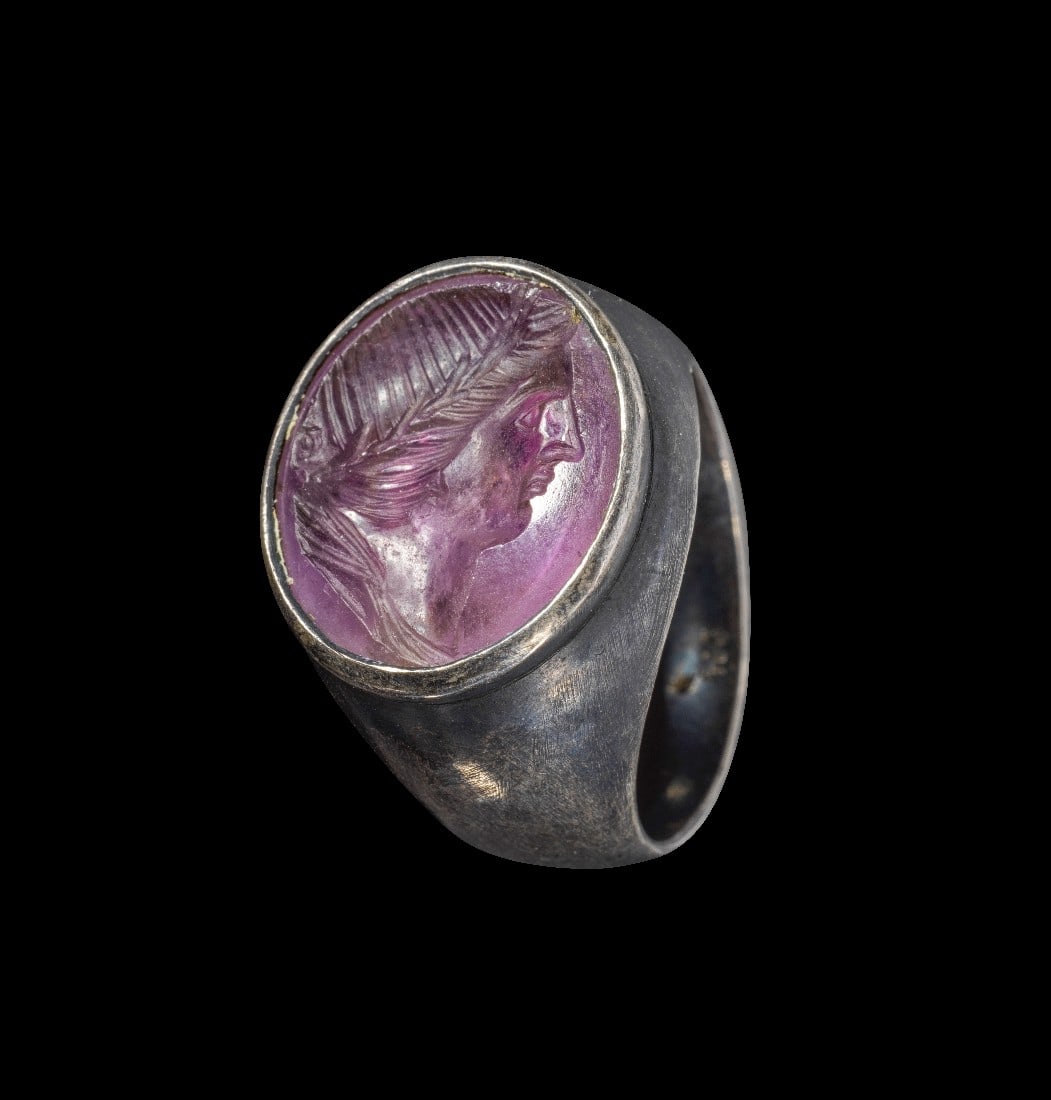 Moderner Silberring mit Amethyst-Gemme.: Moderner Silberring mit Amethyst-Gemme. Ring modern, Gemme hellenistisch, 1. Hälfte 2. Jh. v. Chr. Ringgröße 60. Leicht konvexe, hochovale Schiene mit querovale Fassung, darin leicht konvexer