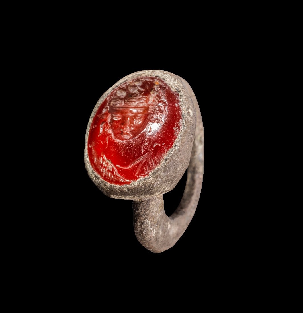 Silberring mit Karneol-Gemme.: Silberring mit Karneol-Gemme. Gemme hellenistisch, 2. - 1. Hälfte 1. Jh. v. Chr., Ring römisch, 2. Jh. n. Chr. Ringgröße 51. Querliegende, schmale Schiene mit abgesetzter querovale Fassung, darin