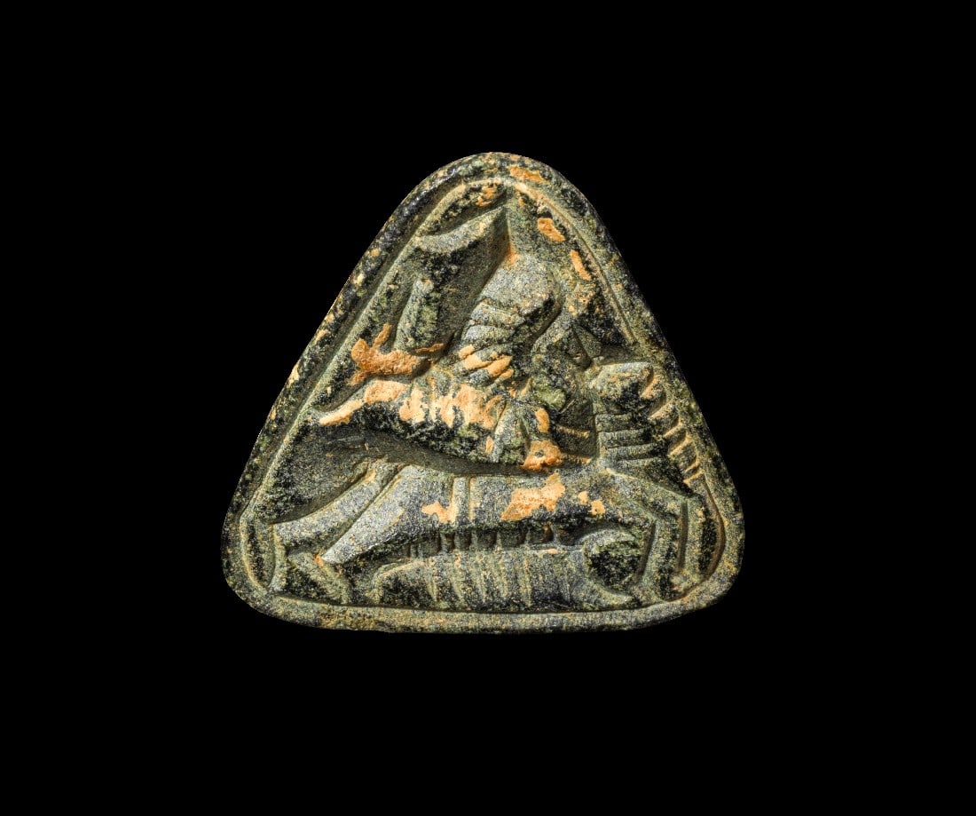 Stempelsiegel mit Tieren.: Stempelsiegel mit Tieren. Vorderasiatisch, 10. - 7. Jh. v. Chr. H 1,5cm, Seitenlänge 3cm. Dreieckiges Stempelsiegel aus grünlichem Stein. Mit einem Griff mit geritztem Rautenmuster und Bohrung. Auf