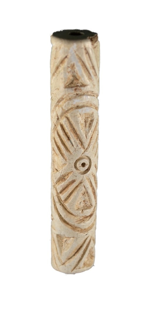 Rollsiegel mit geometrischem Dekor.: Rollsiegel mit geometrischem Dekor. Djemdet Nasr-Zeit, ca. 3100 - 2900 v. Chr. H 5,8cm, ø 1,1cm. Weißer Stein. Großes X-förmiges Muster zentriert um einen kleinen Kreis, umrahmt von stilisierten
