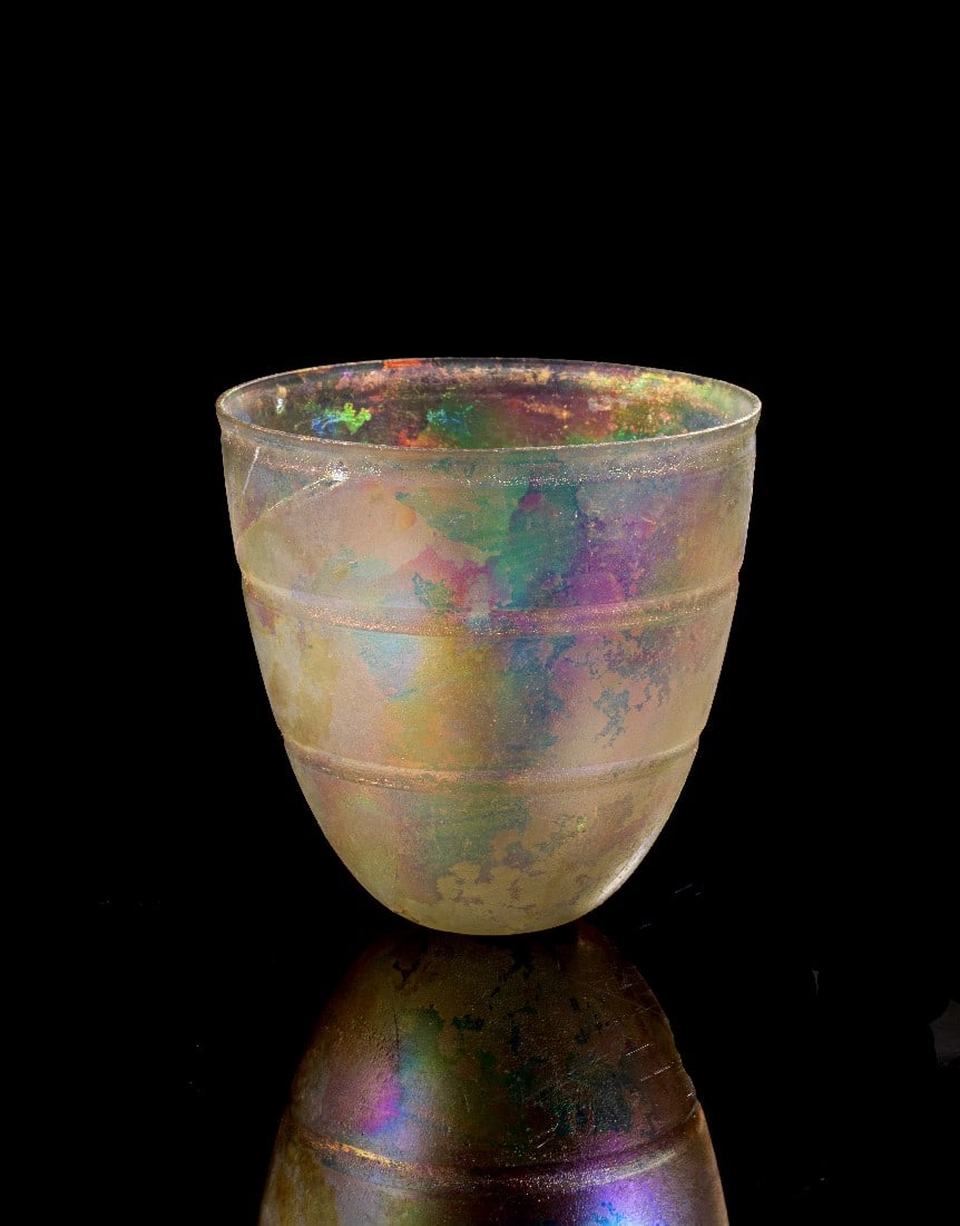 Hellenistischer Glasbecher.: Hellenistischer Glasbecher. ca. 3. - 2. Jh. v. Chr. ø 10,2cm, H ca. 11cm. Halbkugelige Schale aus gegossenem und geschliffenem Klarglas mit Schliffring unter der Lippe. Intakt. Provenienz: Ex