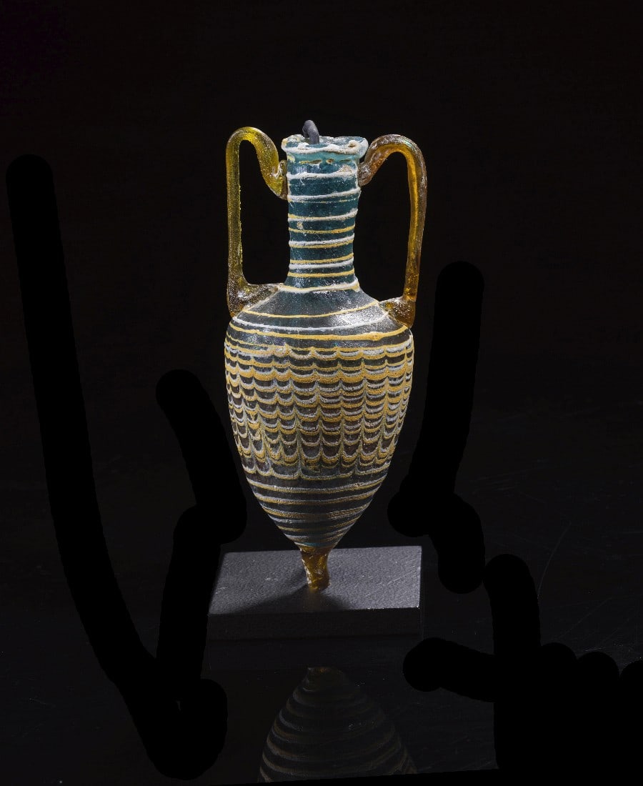 Amphoriskos.: Amphoriskos. Östliches Mittelmeergebiet, 3. - 2. Jh. v. Chr. H 13,4cm. Aus blauem, weißem und gelbem, opakem Glas. Sandkerntechnik. Ovoider Corpus mit Fuß, zylindrischem Hals und verdicktem