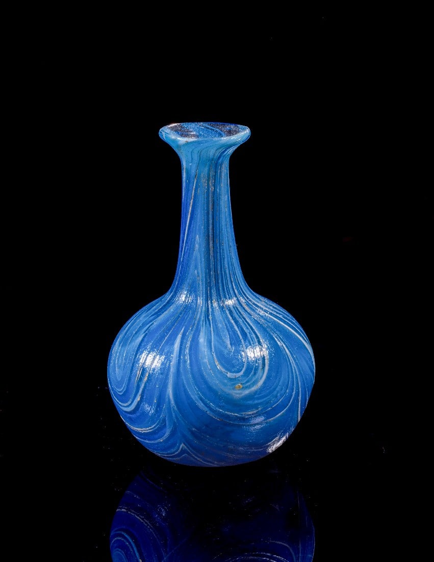 Parfümfläschen.: Parfümfläschen. Römisch, 1. Jh. n. Chr. H 6,3cm. Aus kobaltblauen, opakem Glas. Bauchiger Corpus mit leicht nach innen gewölbtem Boden, langem, nach oben sich verjüngendem Hals und nach außen