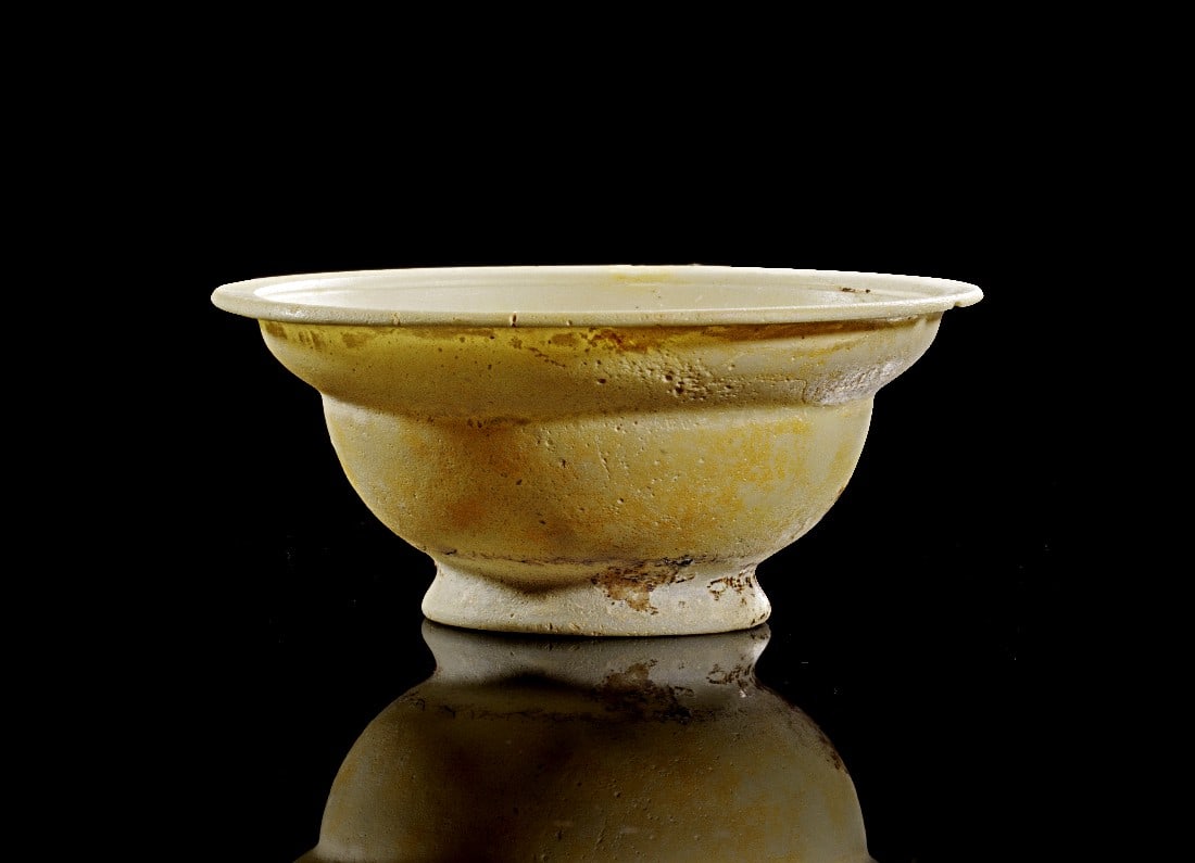 Patella-Schälchen.: Patella-Schälchen. 1. Jh. v. Chr. - 1. Jh. n. Chr. H 4cm, ø 9,5cm. Weißes, opakes Glas, formgeschmolzen. Schale mit Standring, gebauchter Wandung und doppelter Kehlung unter der Lippe. Form