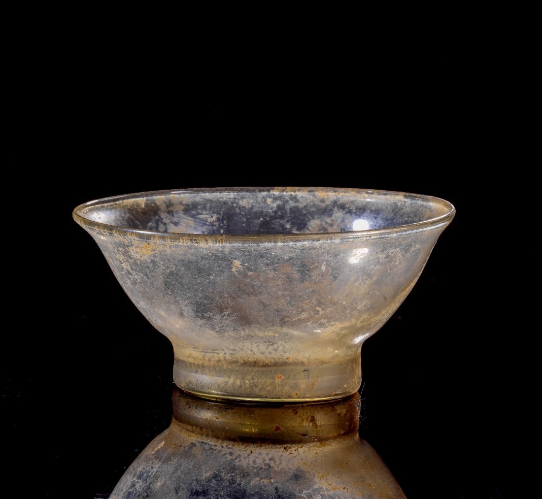 Zarte Schale.: Zarte Schale. 2. - 3. Jh. n. Chr. Elegante Schale aus dünnem gelblichem Klarglas mit Standring und leicht s-förmig geschwungener, diagonaler Wandung. H 7,5cm ø 17cm. Exzellente Erhaltung!