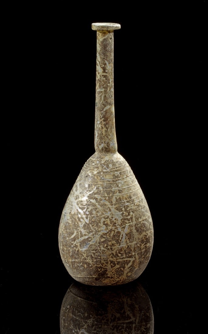 Große Flasche mit umlaufendem Faden.: Große Flasche mit umlaufendem Faden. Östlicher Mittelmeerraum, 1. - 2. Jh. n. Chr. H 26cm. Aus grünlichem Klarglas. Birnenförmiger Körper mit langem Hals und dünnem Kragen aus doppelt