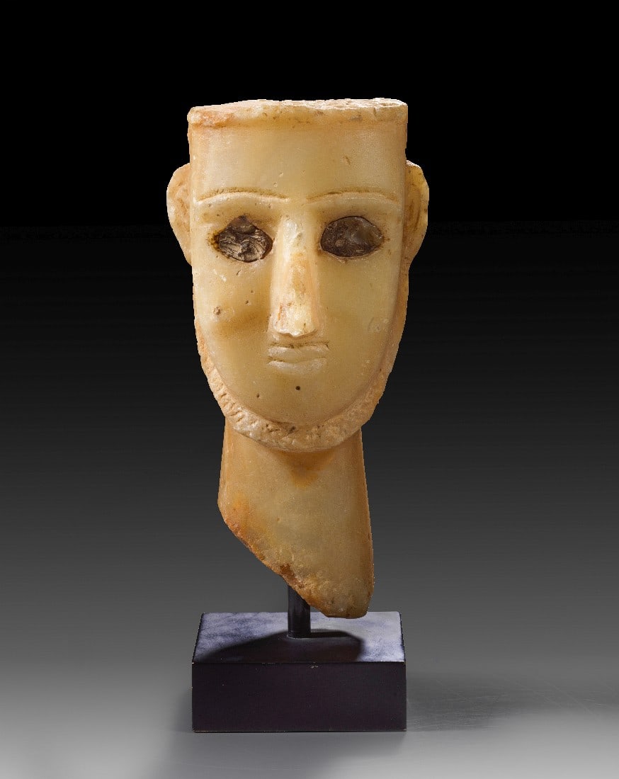 Kopf eines Mannes.: Kopf eines Mannes. Sabäisch, 3. Jh. v. Chr. - 1. Jh. n. Chr. H 28,5cm. Alabaster. Südarabien. Mit langem, säulenartigem Hals und langgezogenem, ovalem Gesicht mit kurzem Bart und eingeritztem