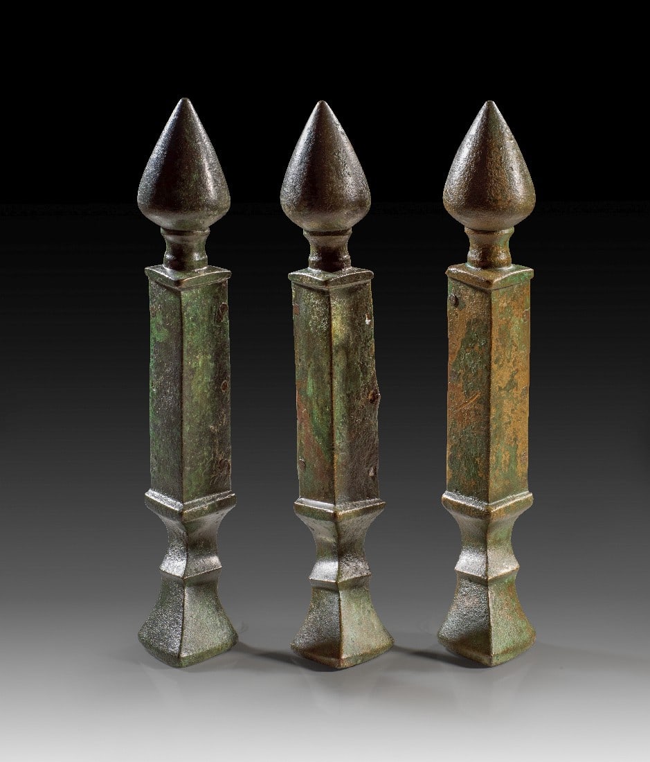 Sammlung Gerätefüße aus Bronze.: Sammlung Gerätefüße aus Bronze. Urartu, 9. - 7. Jh. v. Chr. H 27,5cm. Bronzeguss. Massiver Pferdefuß mit Profilierung oben, daran anschließend ein innen hohles Winkelstück mit jeweils drei